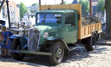 eski çekim kamyon dordrecht park etmiş.