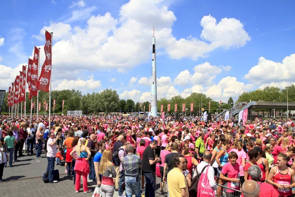 Ženy shromažďování oblečená v růžovém — Stock fotografie