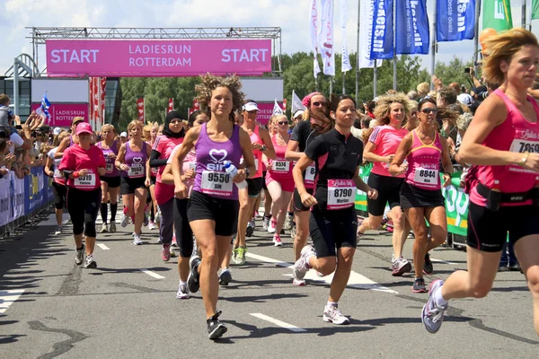 Contestants pass by at the start of the race — Stock Photo, Image