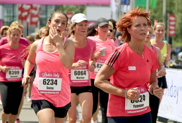 pembe giymiş koşucu