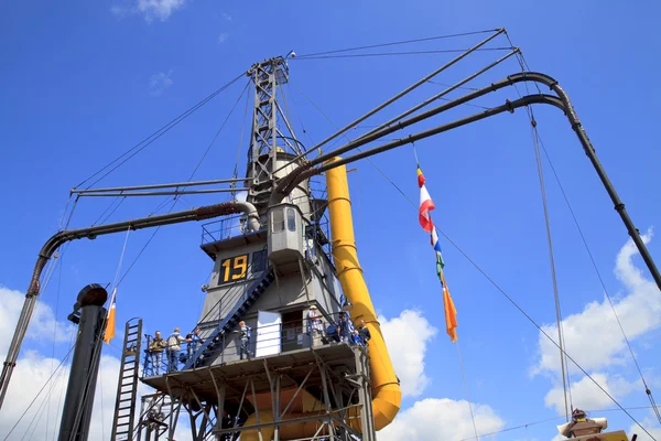 Visitando gigantesca grúa de vapor en Dordrecht . —  Fotos de Stock