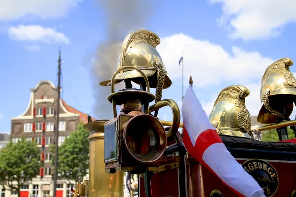 Casques suspendus à une vieille locomotive à vapeur — Photo