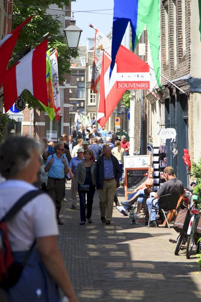 Visiteurs faisant du shopping sur la rue Vleeshouwers — Photo