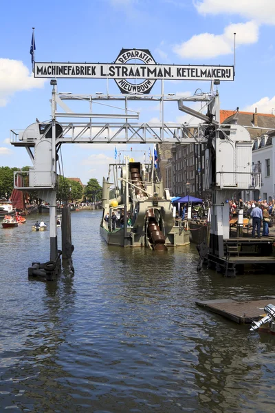 Visitatori del porto di Wolwevershaven a Dordrecht . — Foto Stock