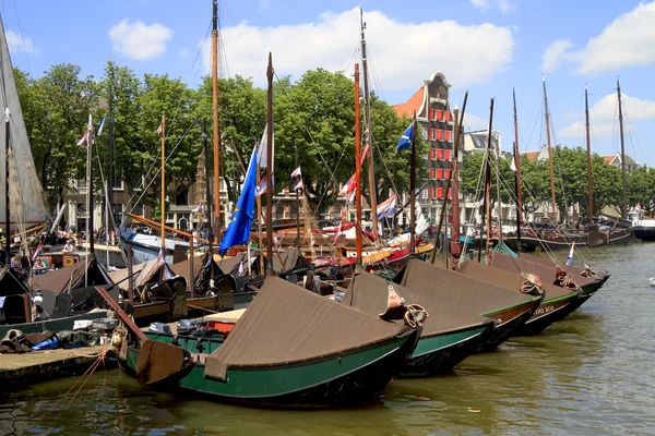 Historiska båtar i hamnen, wolwevershaven — Stockfoto