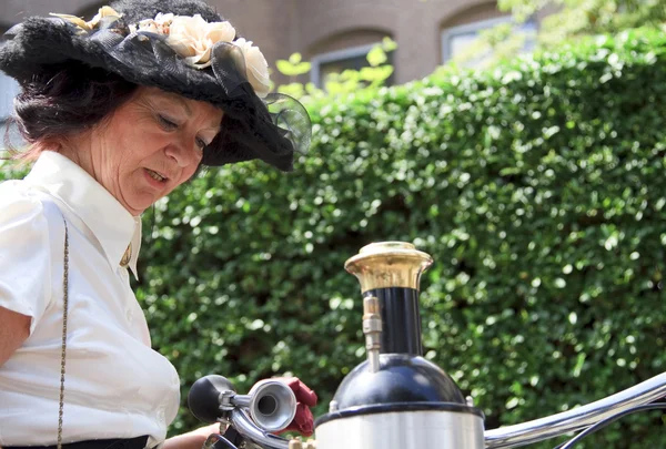期妇女穿用蒸汽自行车 — 图库照片