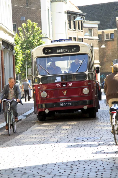 Autobús del viejo temporizador conduciendo a través de Dordrecht — Foto de Stock