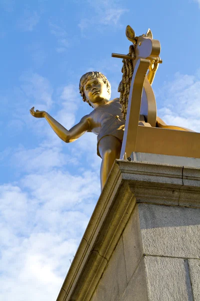 Gouden standbeeld op 4e sokkel trafalgar square in Londen — Stockfoto