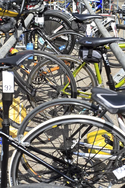 Biciclette da corsa da competizione parcheggiate di fila — Foto Stock