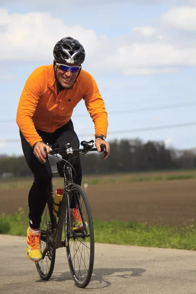 En utmanare klädd i orange och svart — Stockfoto