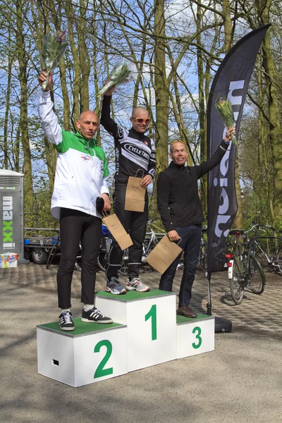 Vieren hun overwinning op het podium — Stockfoto