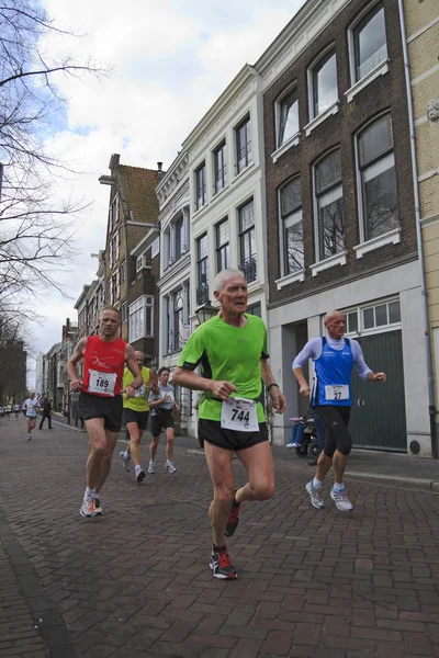 Contesters running through the old centre of Dordrecht — Stock Photo, Image