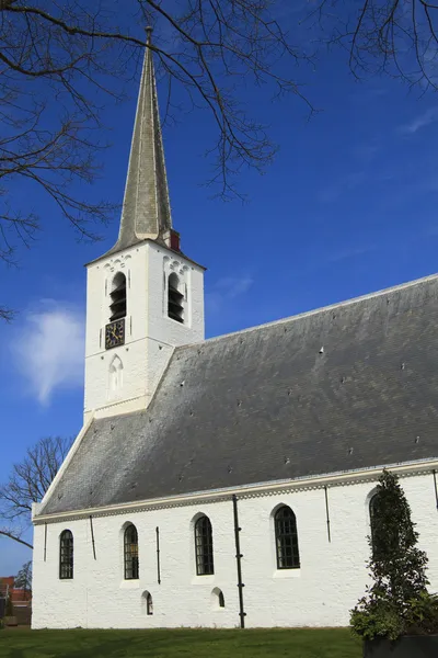 Kleine witte dorpskerk — Stockfoto