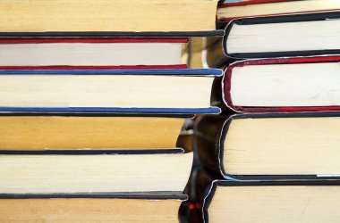 eski sert kapak kitap yığını