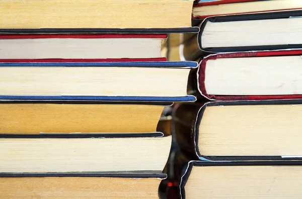 Pila de viejos libros de tapa dura — Foto de Stock