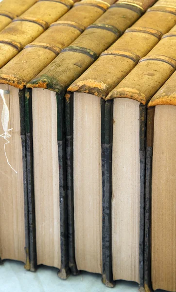 Libros antiguos apilados juntos — Foto de Stock