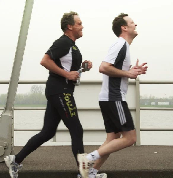 DORDRECHT, THE NETHERLANDS - APRIL 3 2011: runners feeling the p — Stock Photo, Image