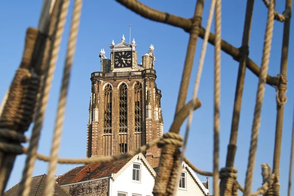 Dordrecht katedralen och riggning av en gammal galleon fartyget — Stockfoto