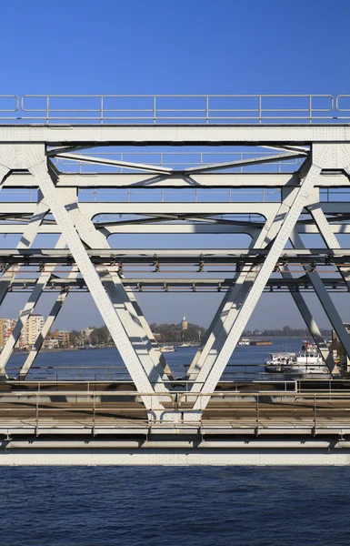 Blick durch eine Eisenbahnbrücke — Stockfoto