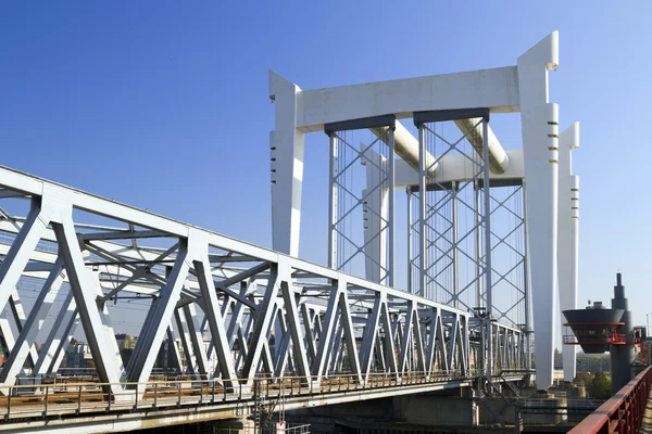 Järnvägsbro över floden maas — Stockfoto