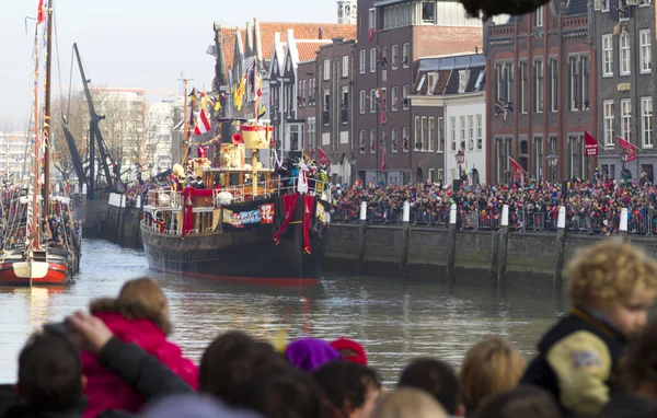 Loď saint nicolas vstupu do přístavu dordrecht — Stock fotografie