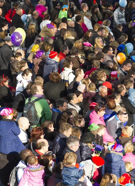 Menge von Erwachsenen und Kindern wartet auf die Ankunft von st nicolas — Stockfoto