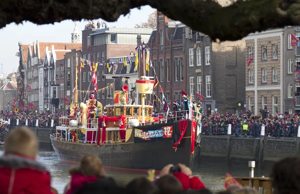 Båt av saint nicolas anländer till hamnen i dordrecht — Stockfoto
