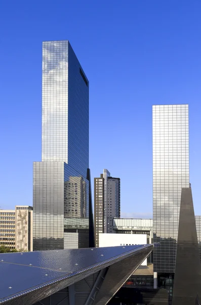 Stadens skyline nära centralstationen i rotterdam — Stockfoto