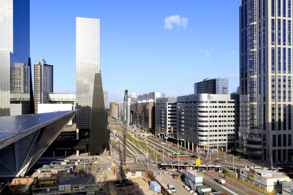 Στον ορίζοντα της πόλης και την κατασκευή από τον κεντρικό σιδηροδρομικό σταθμό του Ρότερνταμ — Φωτογραφία Αρχείου