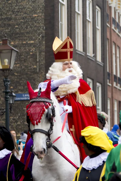 Saint Nicolaas on his white horse riding through the streets of — Stock Photo, Image