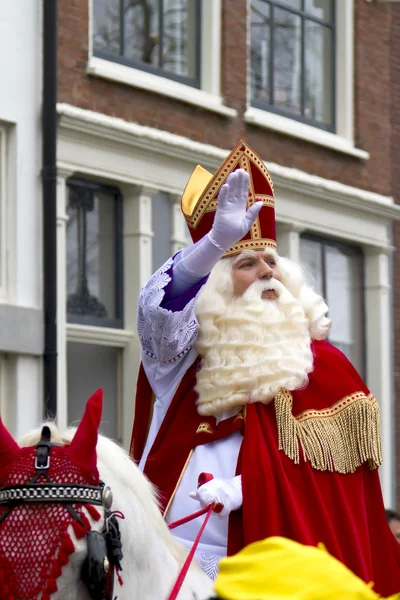 Saint Nicolaas sur son cheval blanc à travers les rues de — Photo