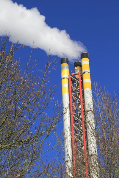 Schornstein einer Müllverbrennungsanlage emittiert Rauch — Stockfoto