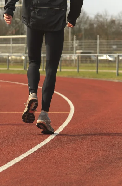 Sportovec se zahříval na závodní dráze — Stock fotografie