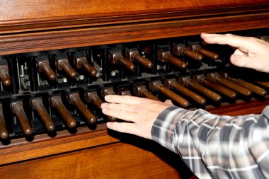 carillon dordrecht katedral içinde oynayan adam