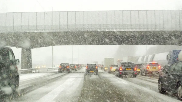 Traffico autostradale in tempesta di neve — Foto Stock