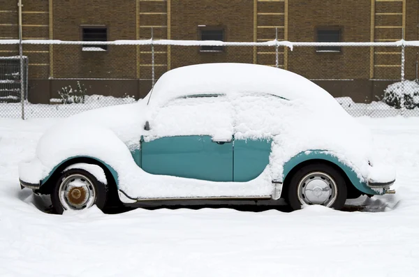 Χιόνι coverd παλιό αυτοκίνητο χρονόμετρο Εικόνα Αρχείου