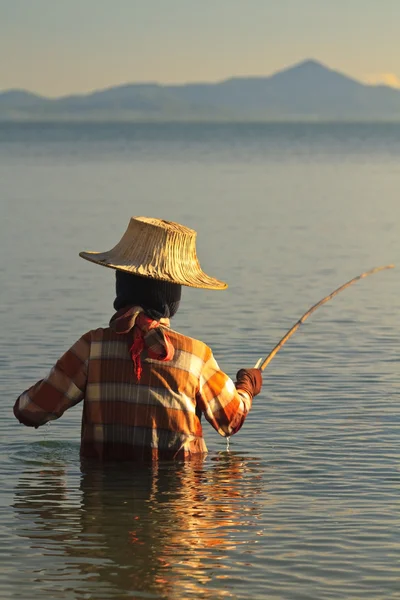 Mujer tailandesa pesca — Foto de Stock