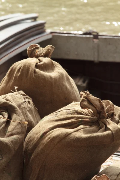 Jute zakken te wachten om te worden geladen — Stockfoto