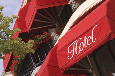 parlak kırmızı otel tenteler