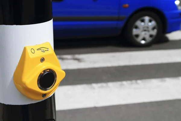 Botão amarelo crosswalk — Fotografia de Stock