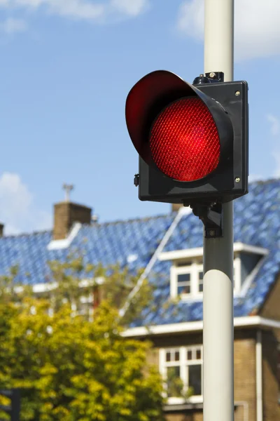 Ljust röd stoppskylt — Stockfoto