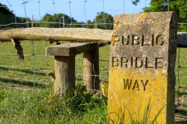 genel bir bridleway için oyulmuş taş işareti