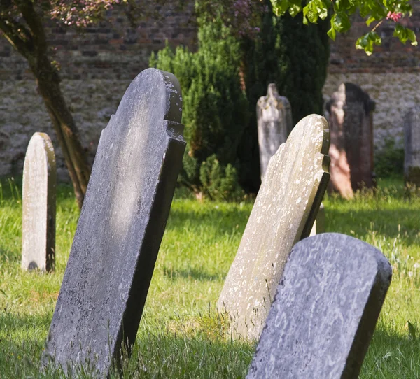 Zonnige kerkhof in Engeland — Stockfoto