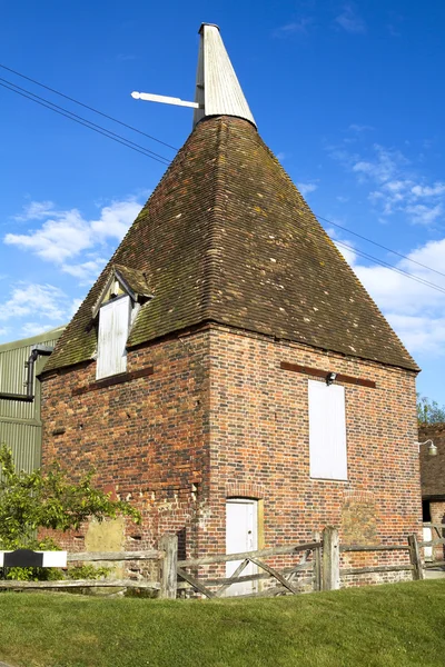 Small English hop house in the countryside — Stock Photo, Image