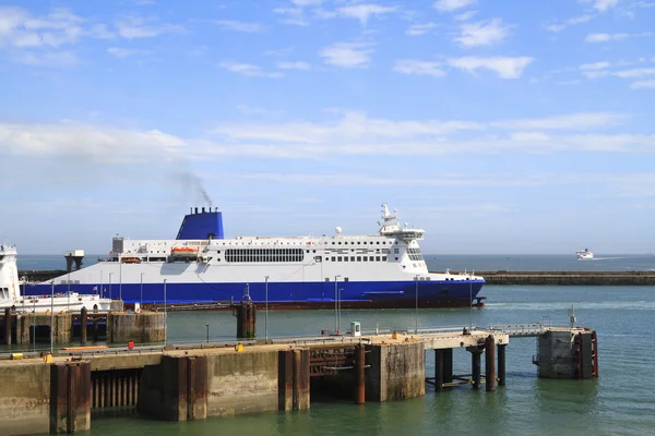 Navire quittant le port de Douvres en Angleterre — Photo