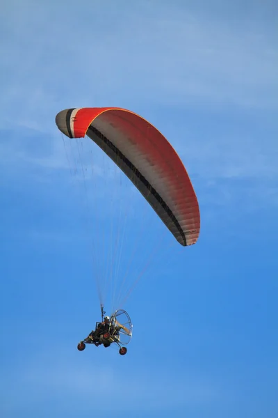 Paar macht Gleitschirmfliegen — Stockfoto