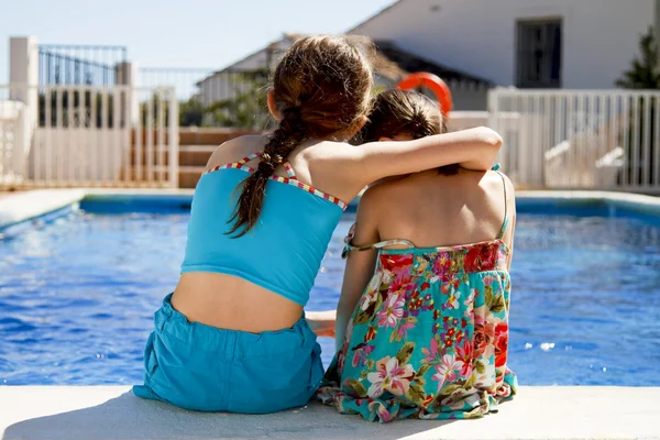 Τα δύο κορίτσια ebracing δίπλα στην πισίνα — Φωτογραφία Αρχείου