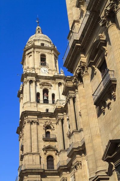 Catedral de Málaga contra um céu azul profundo — Fotografia de Stock