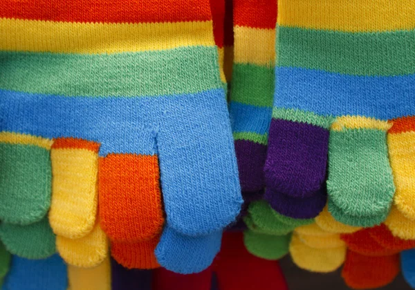 Gants d'hiver rayés tricotés aux couleurs vives — Photo