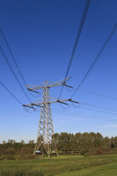 Energii elektrycznej pylon aginst błękitne niebo — Zdjęcie stockowe